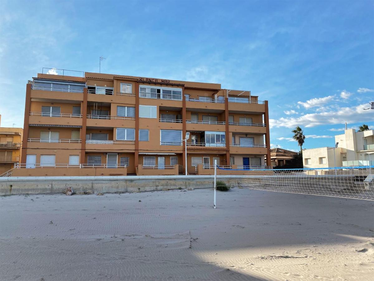 Beachfront Apartment With A Terrace Mareny Barraquetas Exteriör bild